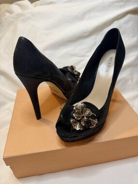 Menbur Black Peep-Toe Platform Pumps with Gold Flower Size 37